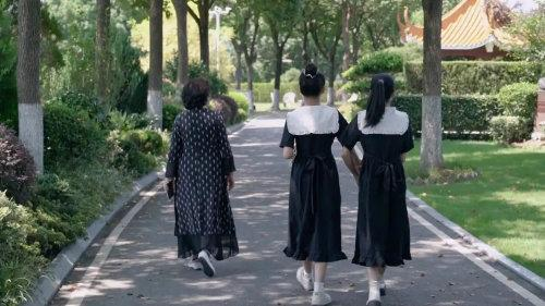 盛海琳(左)与一对双胞胎女儿。(取材自观察者网)