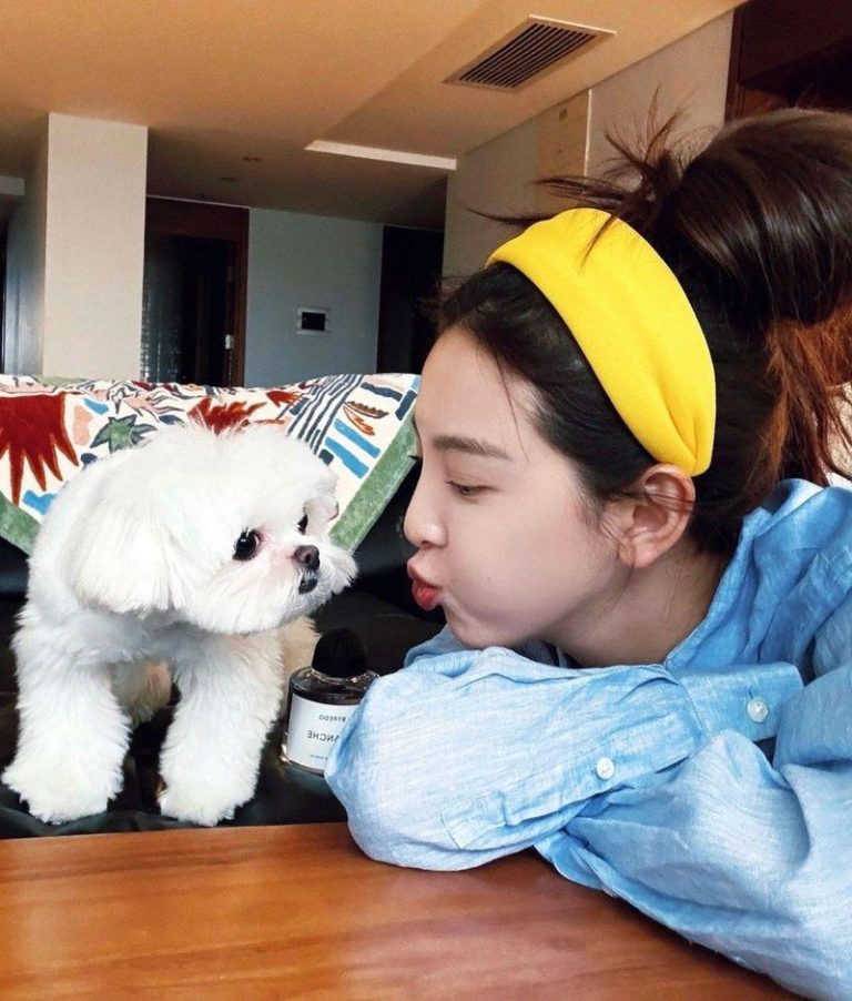 章若楠和爱犬的自拍照中竟出现一罐名为「白色」的香水。(取材自微博)