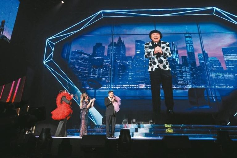 通过AI科技，猪哥亮重现在大银幕上。(图／高雄流行音乐中心提供)