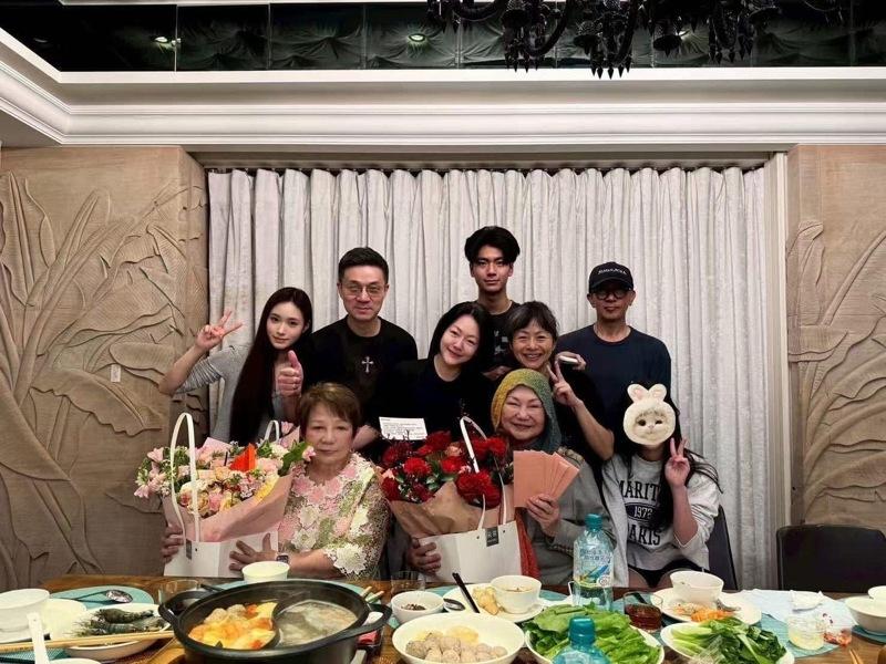 S妈(前排中)在儿孙陪伴下度过母亲节,但具俊晔(后排右一)瘦到判若两人。(取材自脸书)