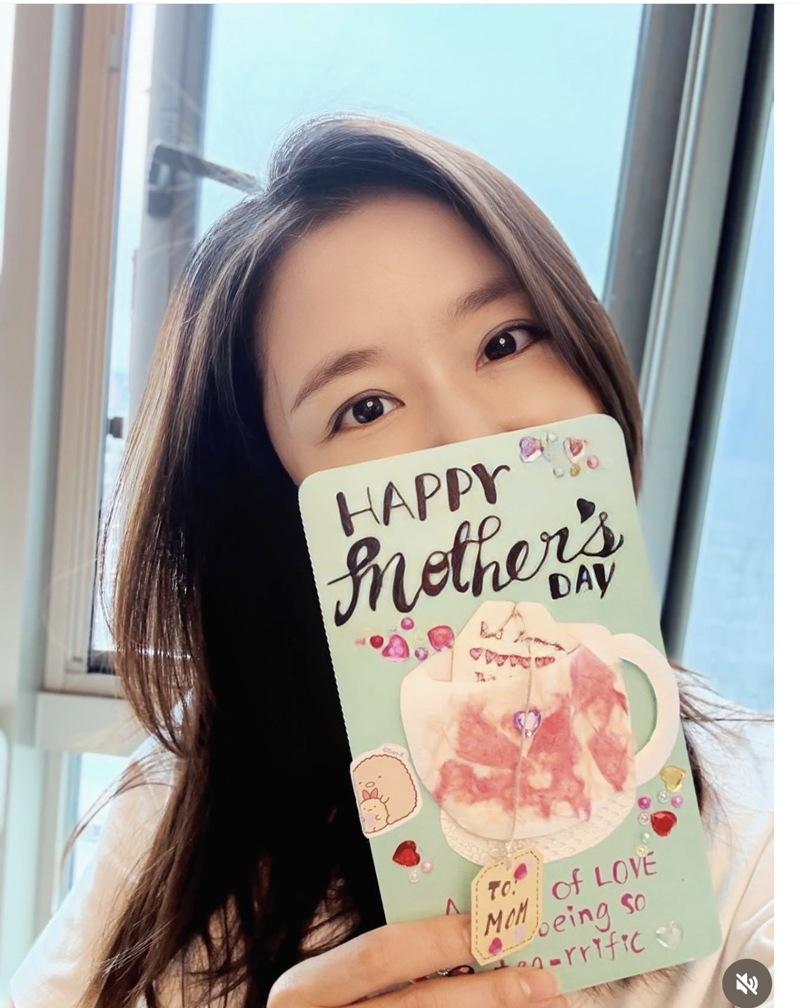 林心如晒出女儿全英文母亲节贺卡。(取材自Instagram)