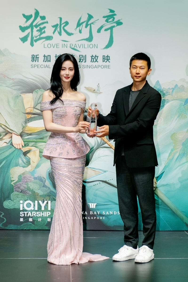 刘诗诗(左)赴新加坡为主演「淮水竹亭」宣传,获封爱奇艺海外大使。图/iQIYI爱奇艺国际版提供