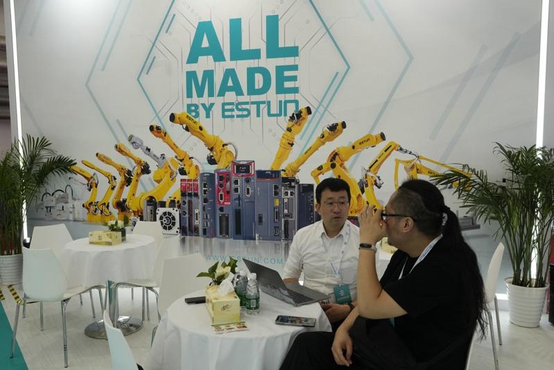 埃斯顿自动化在商展中介绍公司生产的工业机器人。 (美联社)