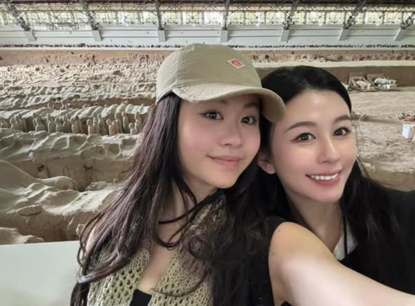 邱淑贞有三个女儿，大女儿沈月(右图右)是公认最美的星二代，沈日较少露面。(摘自Instagram)