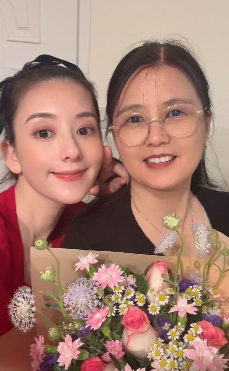 方媛(左)分享跟妈妈的合照。(取材自微博)
