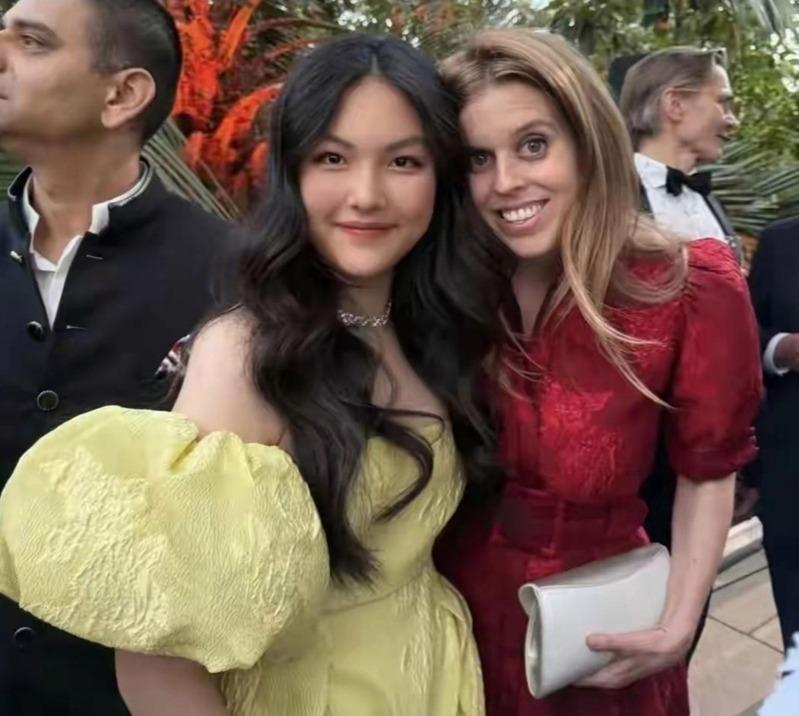 李湘与英国王后卡蜜拉握手。(取材自微博)