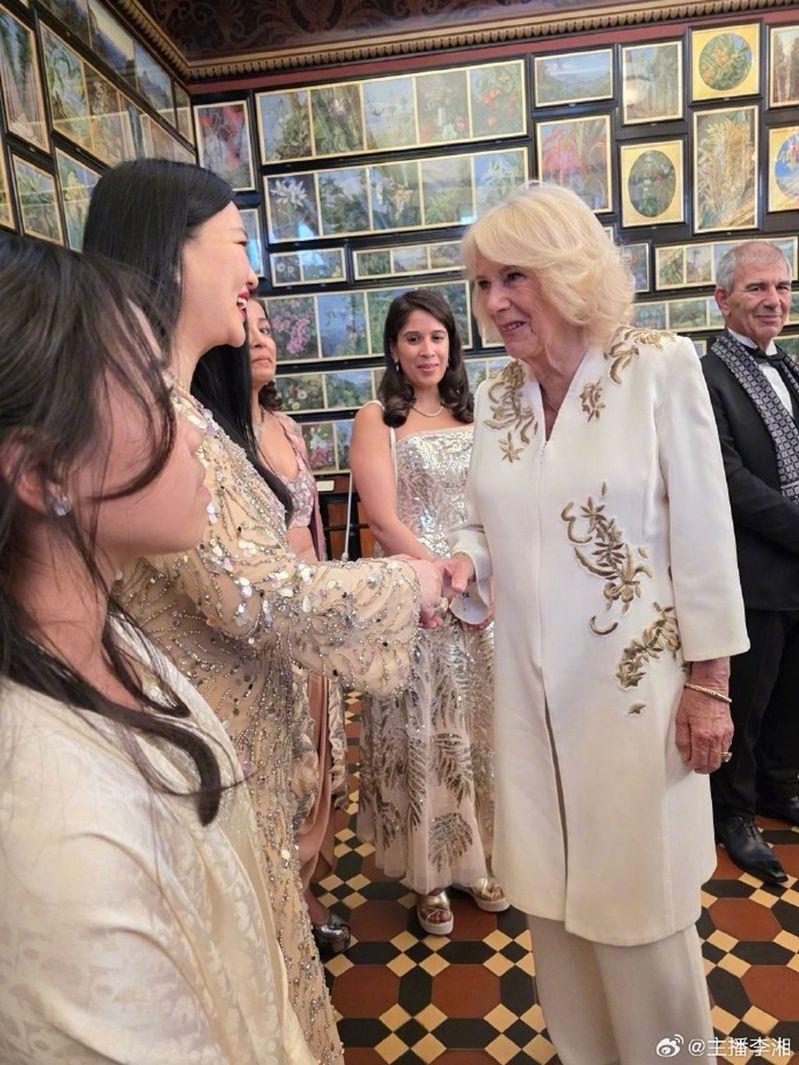 李湘与英国王后卡蜜拉握手。(取材自微博)