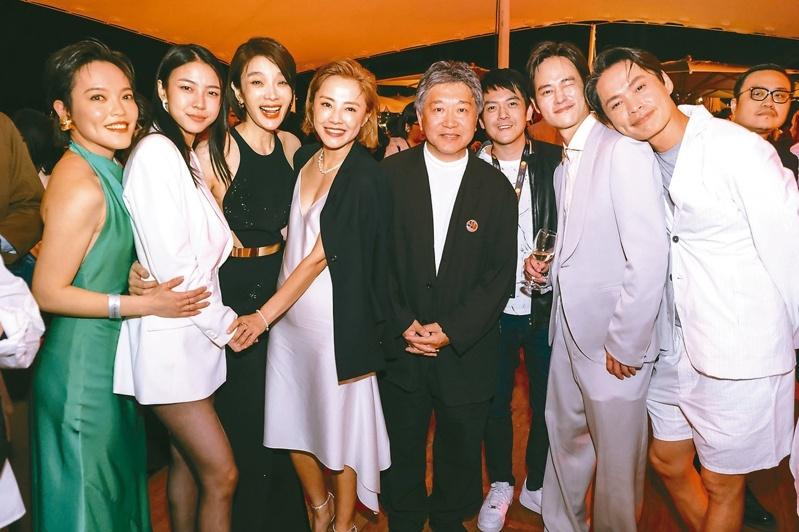 蔡淑臻（左）与林志玲相见欢。（图／左撇子女孩电影制作有限公司提供）