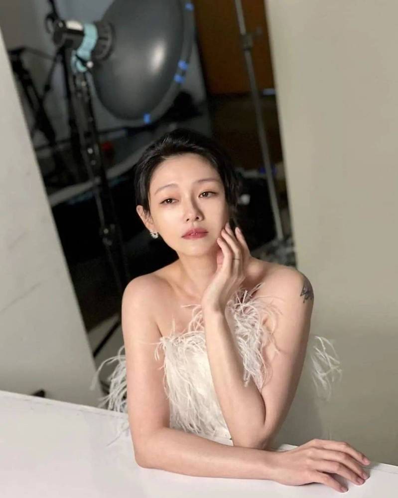 在英国粉丝自发募款,设纪念长椅追思大S。(取材自Instagram)