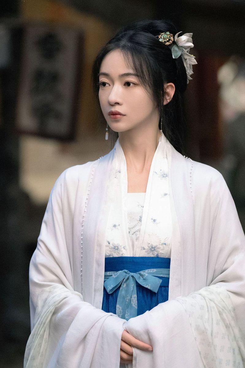 吴谨言生产后积极投入工作,近日传出,她主演的古装新剧「御廷谣」将开拍。(取材自微博)