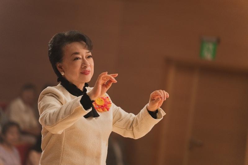 翁倩玉在「阳光女子合唱团」中担任指挥。(图/星光佳世提供)