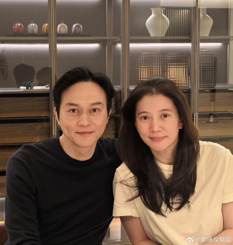 袁咏仪(右)和张智霖结婚多年,育有一子,却一直很想生个女儿。(取材自微博)
