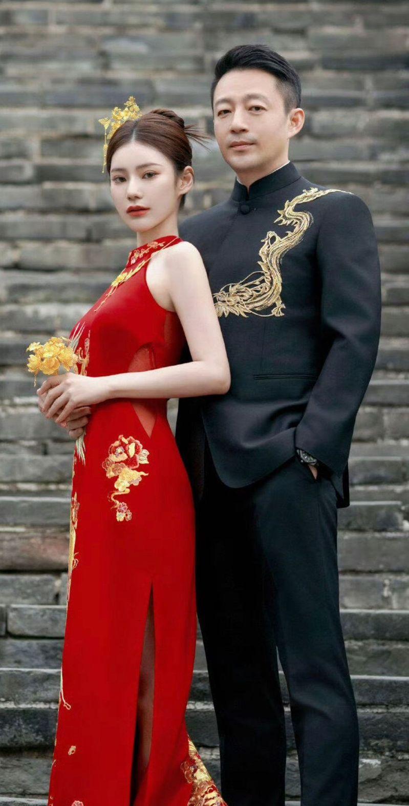 汪小菲(右)、马筱梅婚纱照曝光。(取材自微博)