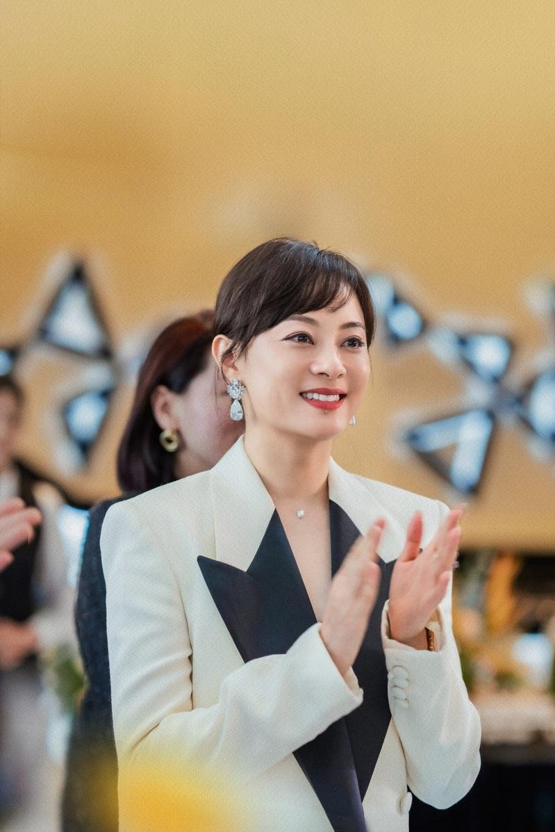 孙俪在「蛮好的人生」饰演事业女强人「胡曼黎」。图／爱尔达电视提供