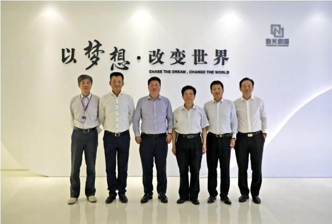 一张被称为「死亡合影」的照片近日传遍中国业界,其中分别为时任紫光集团董事长赵伟国等六人。图左起为:时任紫光集团联席总裁刁石京、华芯投资总裁路军、紫光集团董事长赵伟国、国家集成电路产业投资基金总经理丁文武、紫光集团总裁张亚东及紫光集团联席总裁齐联。(取材自观察者网)