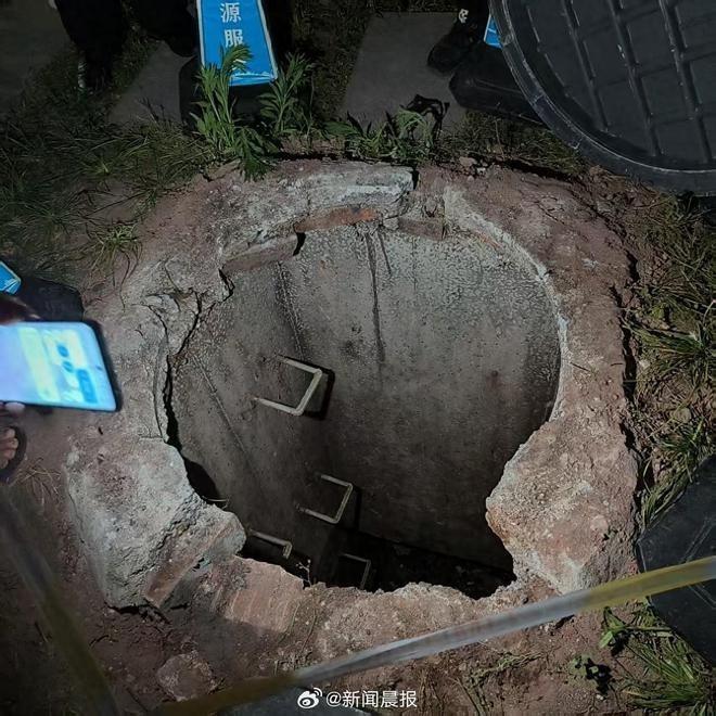 四川一名男学生摔落化粪池不幸身亡。（取材自新闻晨报）