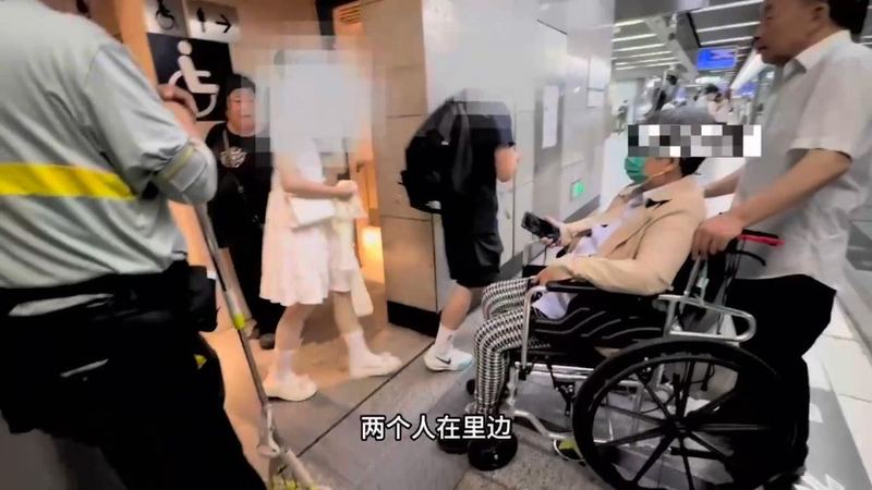 在排队人潮催促下,这对情侣才步出无障碍洗手间。(取材自新京报)