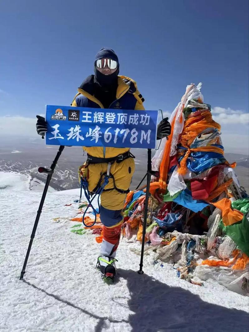 5月3日,王辉登顶玉珠峰。(取材自新京报/受访者供图)