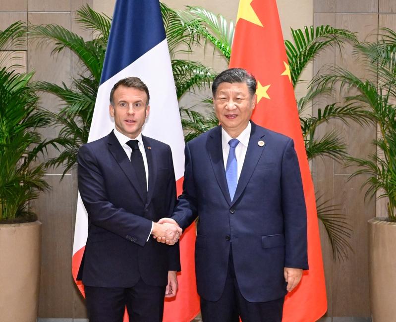 法国总统马克宏(左)22日与中国国家主席习近平通话,图为两人去年在G20峰会会面。(新华社数据照)