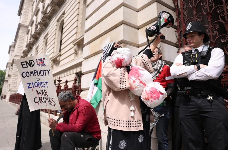 英国示威者21日在位於伦敦的外交及国协事务部外抗议,呼吁英国施加给以色列更多压力,以让他们停止在加萨的行动。欧新社