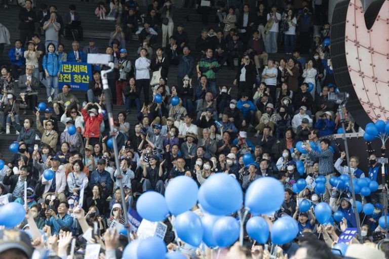 南韩大选竟出现「反华潮」；南韩保守党高层及尹锡悦支持者指责北京介入，导致尹锡悦下台，造成南韩政治危机。（欧新社）