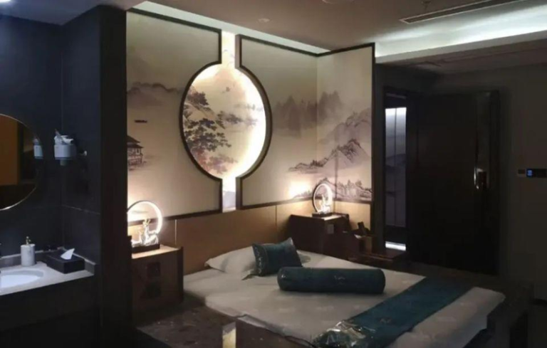 黔江云之源足疗店单间，内装如豪华宾馆。（取材自中国经营报）