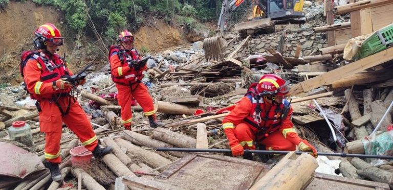 5月24日，广西桂林市龙胜各族自治县泗水乡三舍村突发性山洪灾害搜救现场，消防救援人员用雷达生命探测仪进行探测搜索。(中新社)