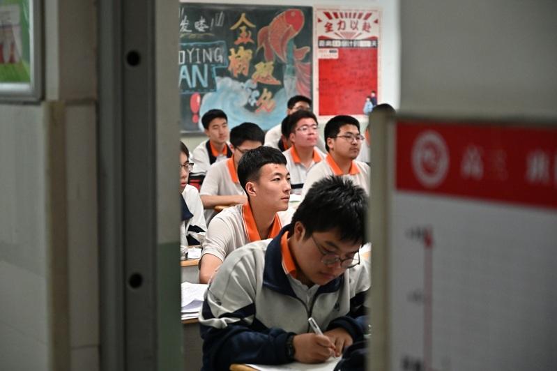 中国全国高考于6月7至10日举行。今年报考人数较去年减少7万,是8年来首次减少。(中新社)