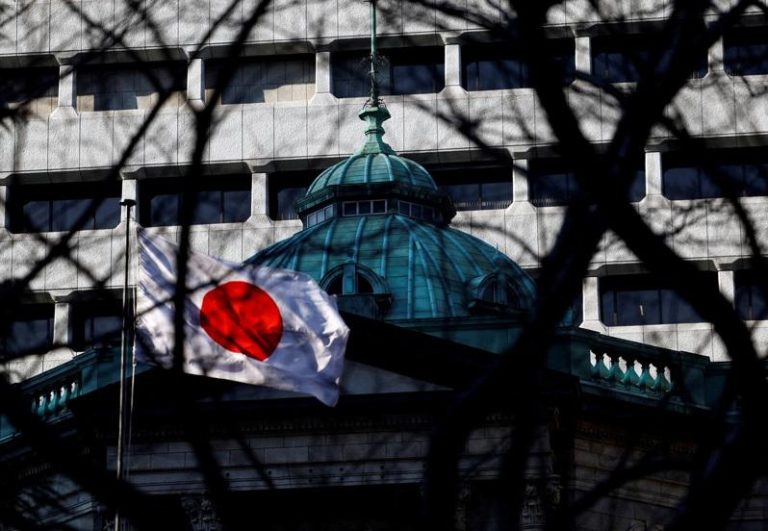 日本央行大楼外飘着日本国旗。(路透)