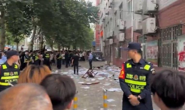 河南许昌市第六中学一名女生因遭老师体罚而跳楼死亡，引发大批民众与学生聚集校园周边声讨，情绪激动的学生砸学校抗议。（视频截屏）