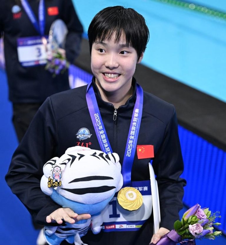 于子迪在冠军赛中拿下女子400米混合泳金牌。（新华社）