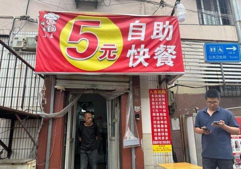 店主小孟（右）的快餐店因为一条差评，反而火了。(取材自齐鲁晚报)