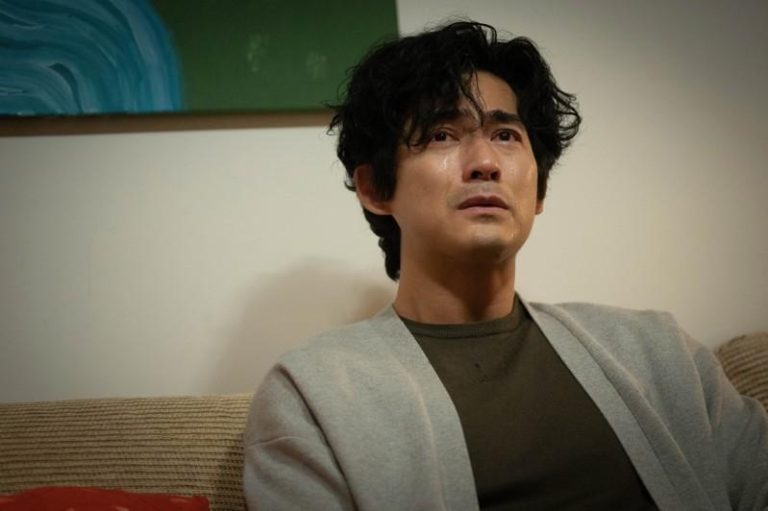 周渝民饰演的精神科医师面对人生巨变崩溃痛哭。(图／catchplay+、公视、大慕提供)