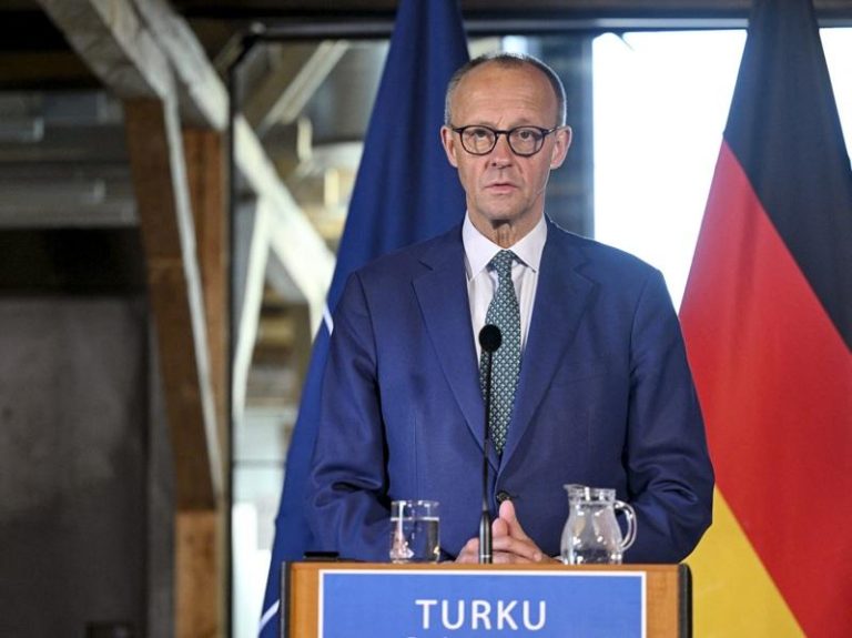 德国总理梅尔茨27日在芬兰土尔库（Turku）的记者会上发言。（路透）
