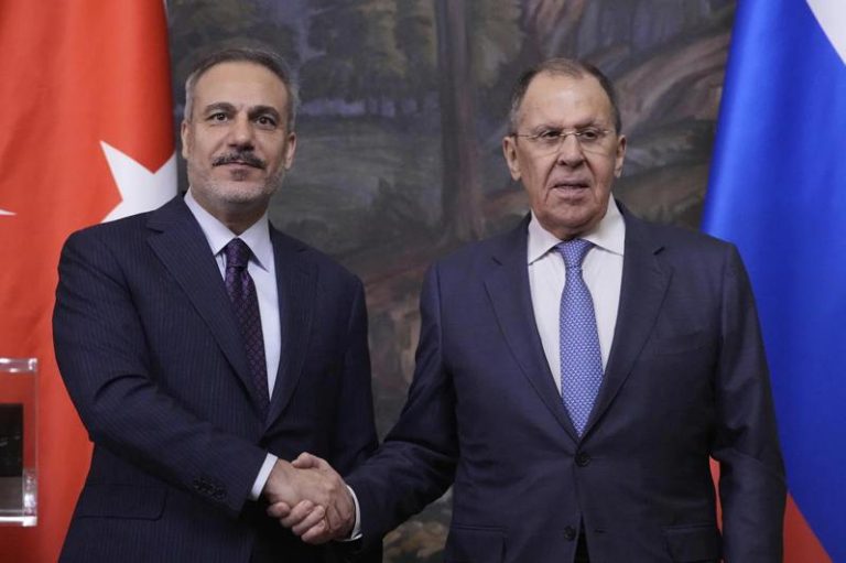 土耳其外交部长费丹（Hakan Fidan，左）27日与俄罗斯外长拉夫罗夫（Sergei Lavrov，右）在莫斯科见面。美联社