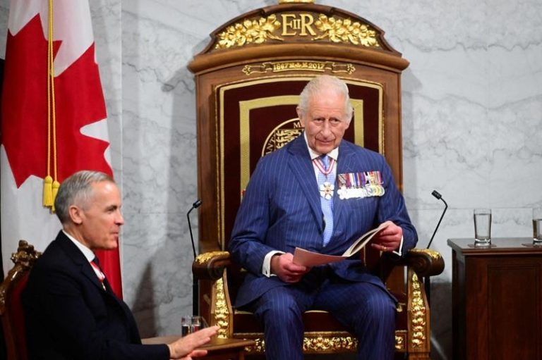 英国国王查理三世（中）27日在加拿大国会开议仪式上发表演说。左为加拿大总理卡尼（Mark Carney）。路透
