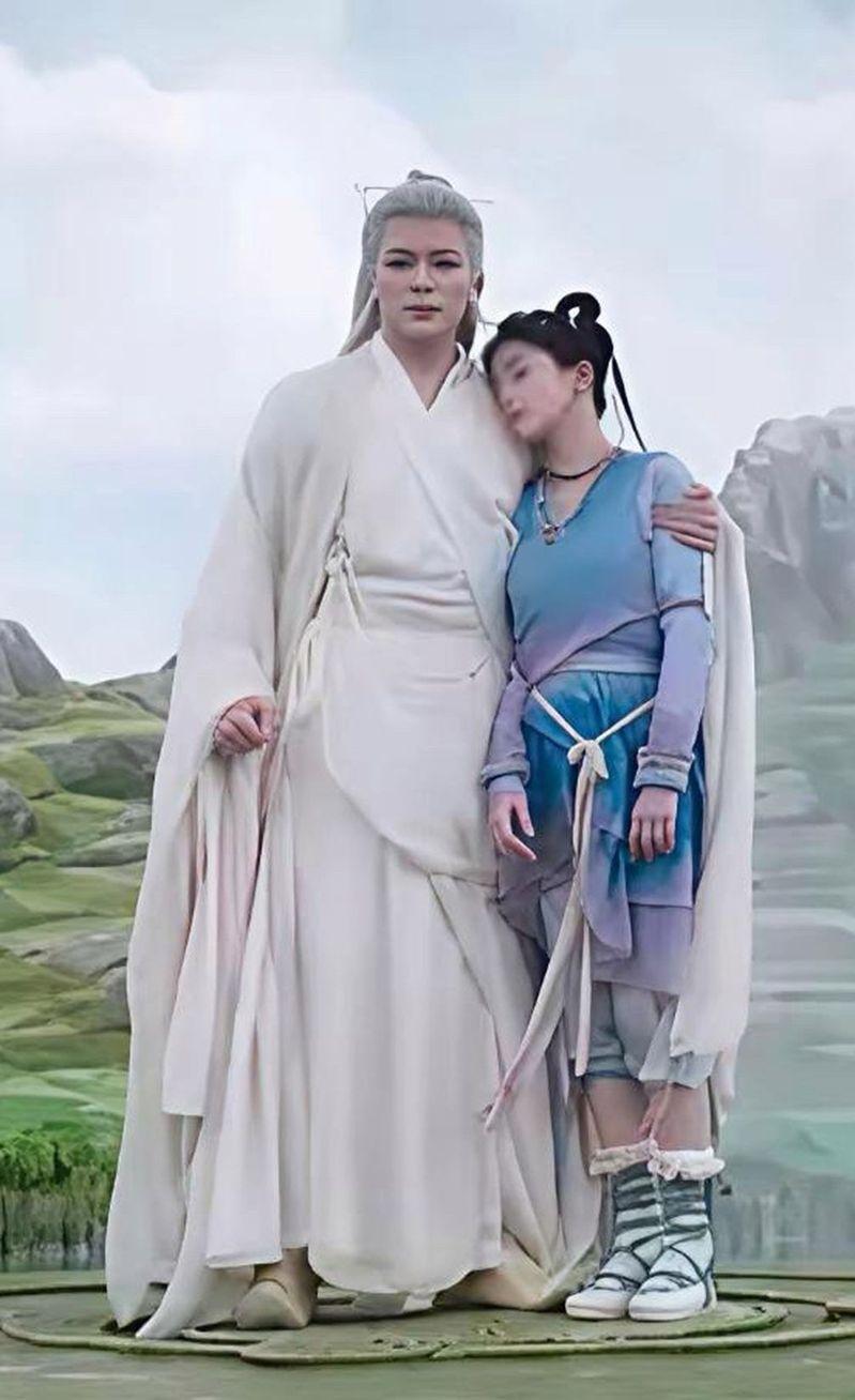 白鹿(左)、曾舜晞主演的仙侠剧「临江仙」，一开播就因为「难看」上热搜。(取材自微博)