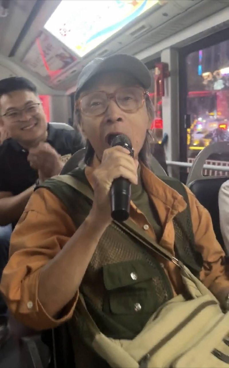成都绕城绿道锦城湖段被两旁金黄的树木掩映，勾勒出了一道靓丽风景。（中新社）