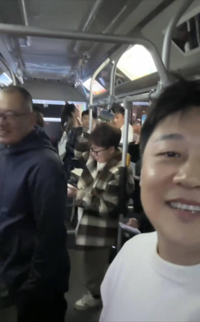 成都绕城绿道锦城湖段被两旁金黄的树木掩映，勾勒出了一道靓丽风景。（中新社）