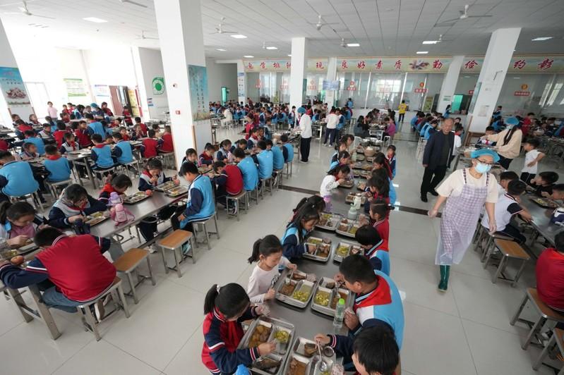 为了在高考取得好成绩，学生从早学习到晚。图为山西省太原市第二十四中学校，高三年级组楼道内悬挂着励志标语。 (中新社)