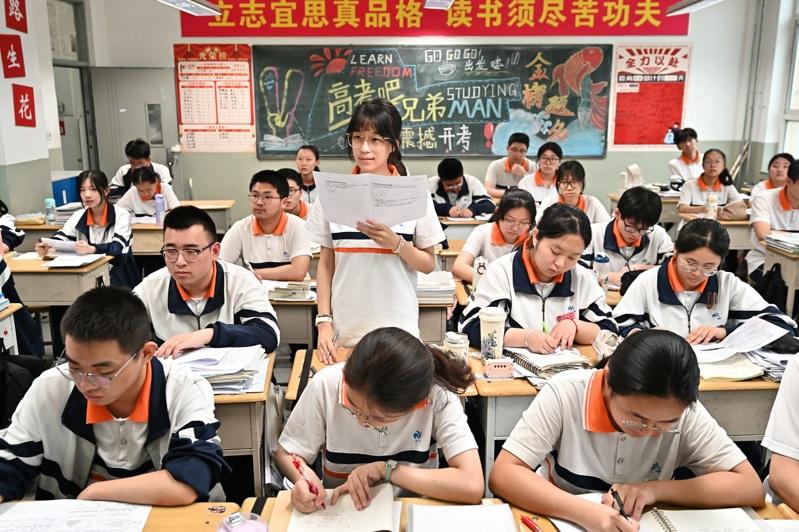 为了在高考取得好成绩，学生从早学习到晚。图为山西省太原市第二十四中学校，高三年级组楼道内悬挂着励志标语。 (中新社)