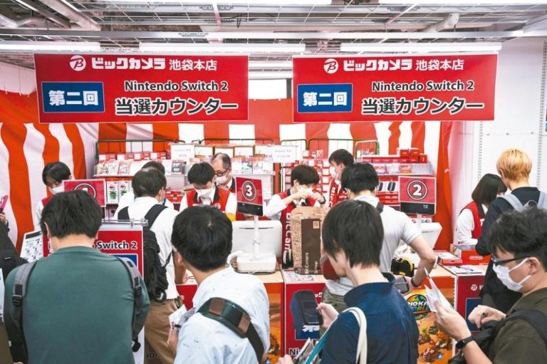 日本任天堂（Nintendo）备受期待的新一代游戏机Switch 2于5日正式全球开卖，多座城市都出现排队人龙，抢购到的消费者争相在社群媒体炫耀，成为多年来最盛大的消费产品上市盛事。（美联社）