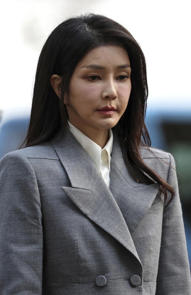南韩新总统李在明(左)6月4日与妻子金惠京(右)抵达就职典礼现场。(美联社)