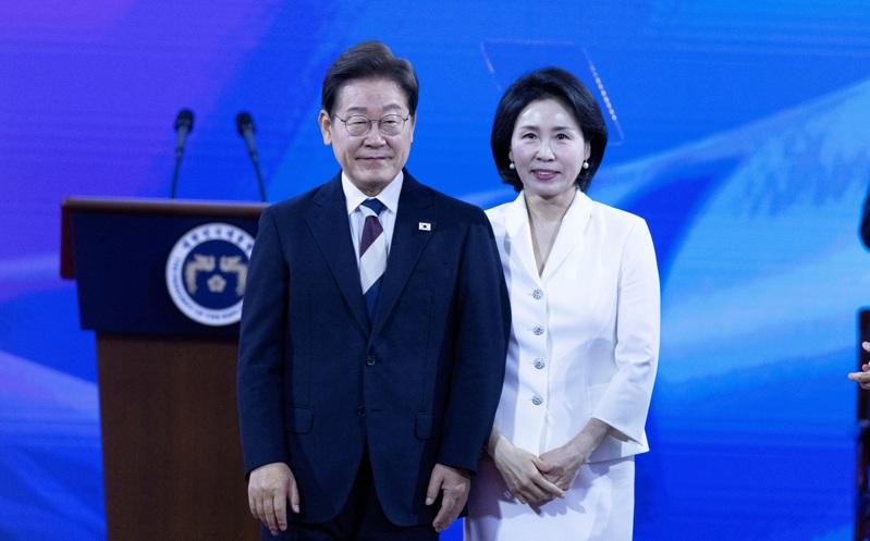 南韩新总统李在明(左)6月4日与妻子金惠京(右)抵达就职典礼现场。(美联社)