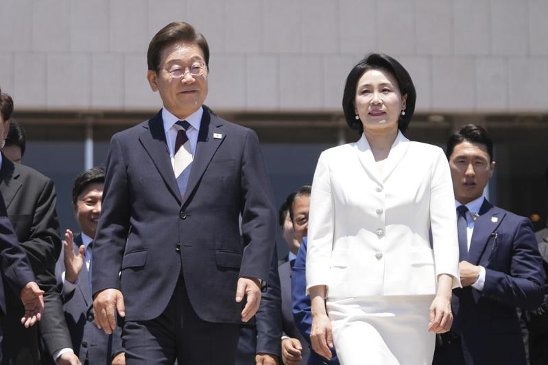 南韩新总统李在明(左)6月4日与妻子金惠京(右)抵达就职典礼现场。(美联社)