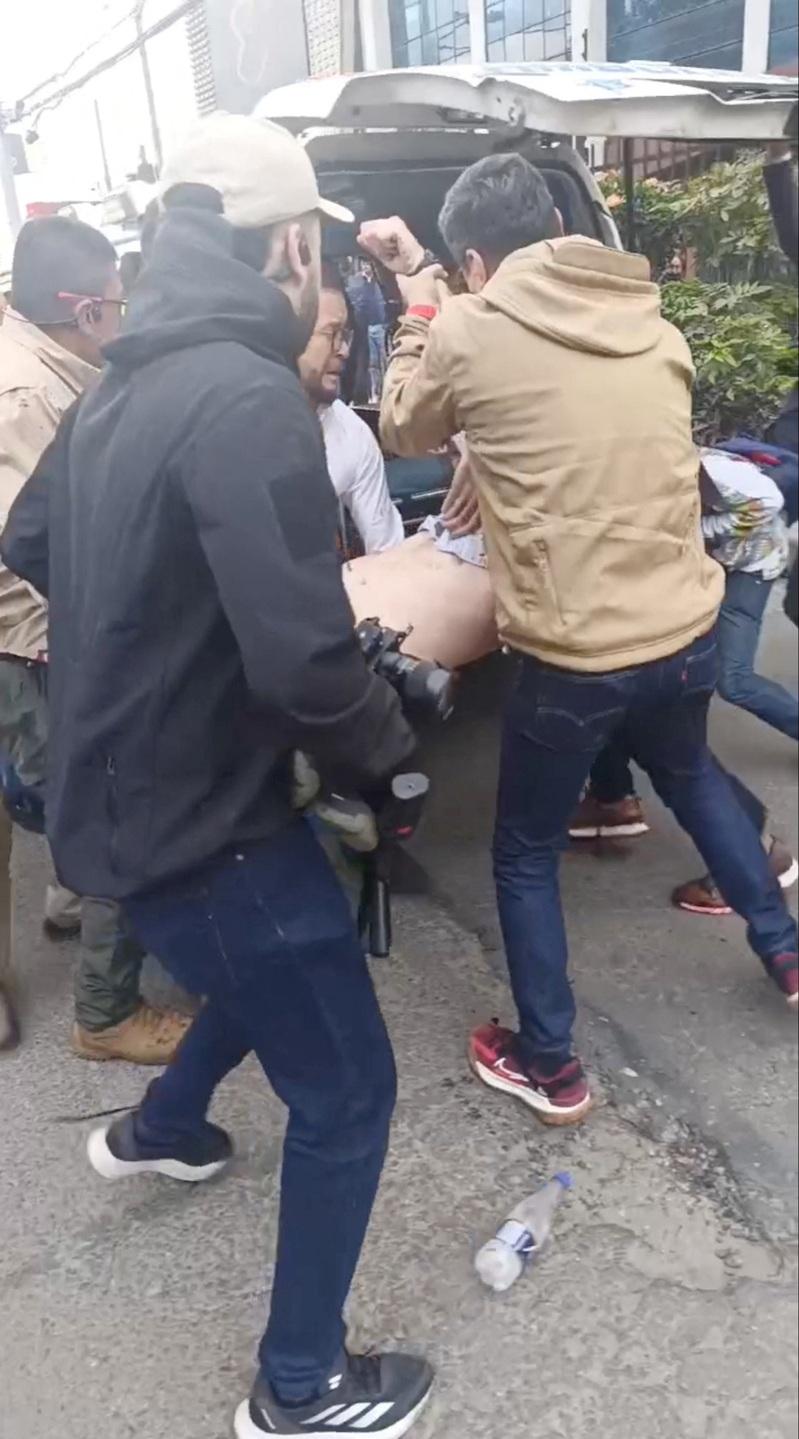 哥伦比亚右翼反对派参议员、有意角逐明年总统大选的乌力贝，7日在首都波哥大竞选活动中遭枪击。（取材自乌力贝X帐号）