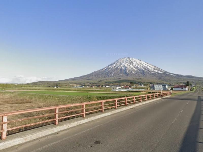 日本北海道电视台报导,疑似中国人在羊蹄山山脚下违法建造别墅。图为羊蹄山。(图取自Google地图网页)