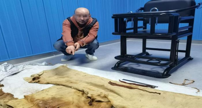 阿某上网求售千年干尸「裹尸布」。（视频截屏）