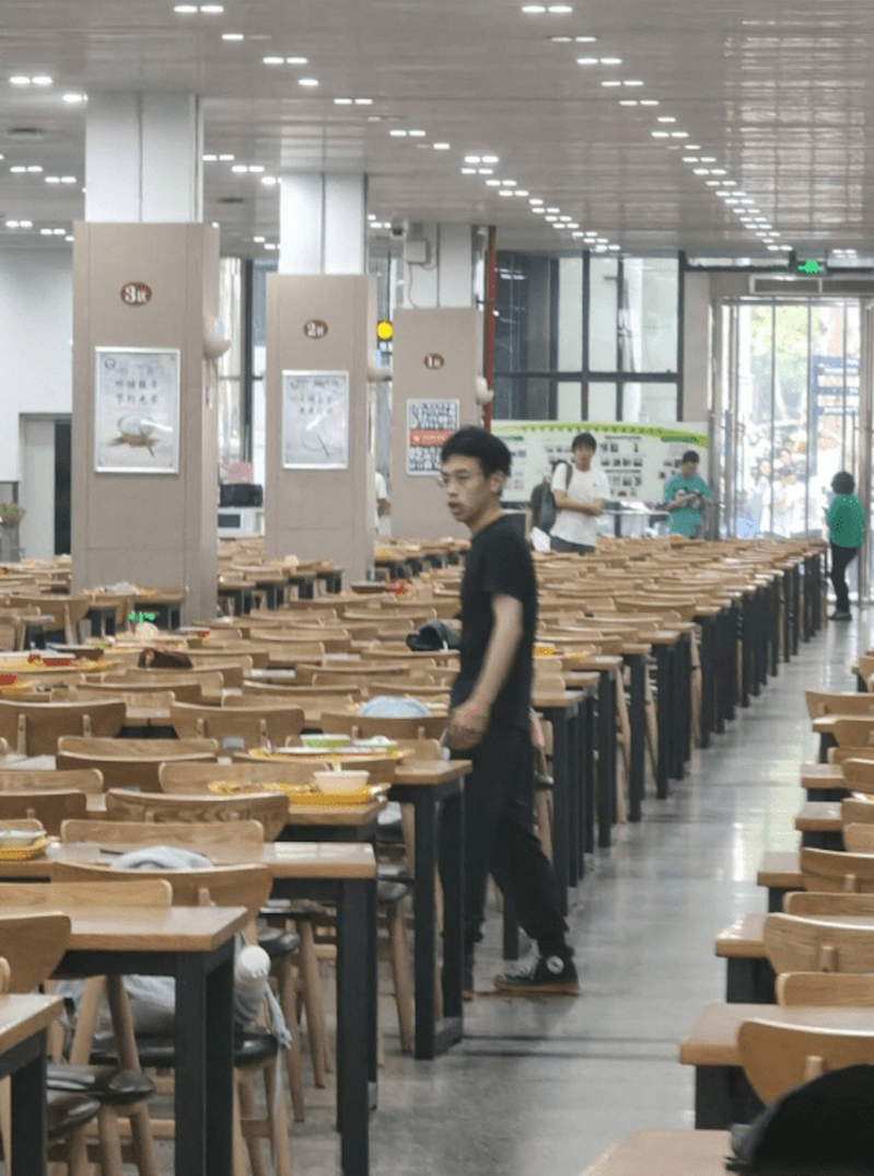 疑犯在大学食堂内随机砍人。(视频截屏)