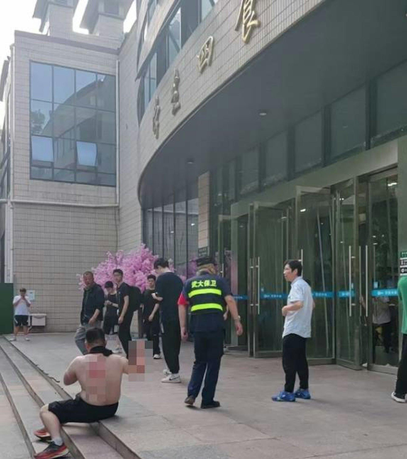 疑犯在大学食堂内随机砍人。(视频截屏)